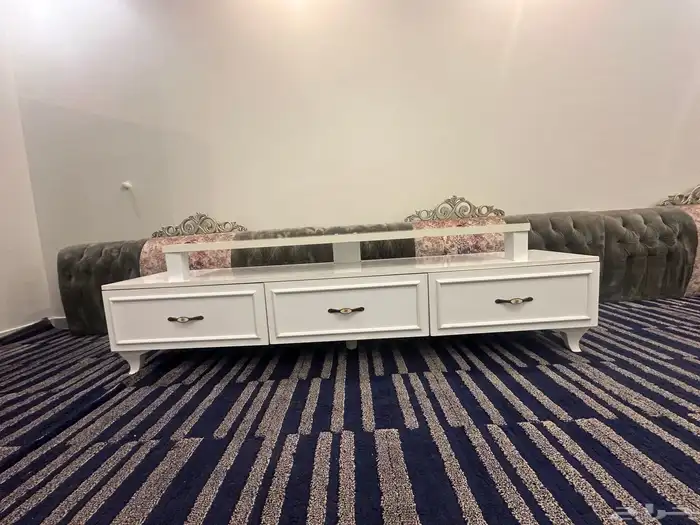 اعرض لكم طاوله طول مترين اللون ابيض الحاله ممتازه شبه جديده 0