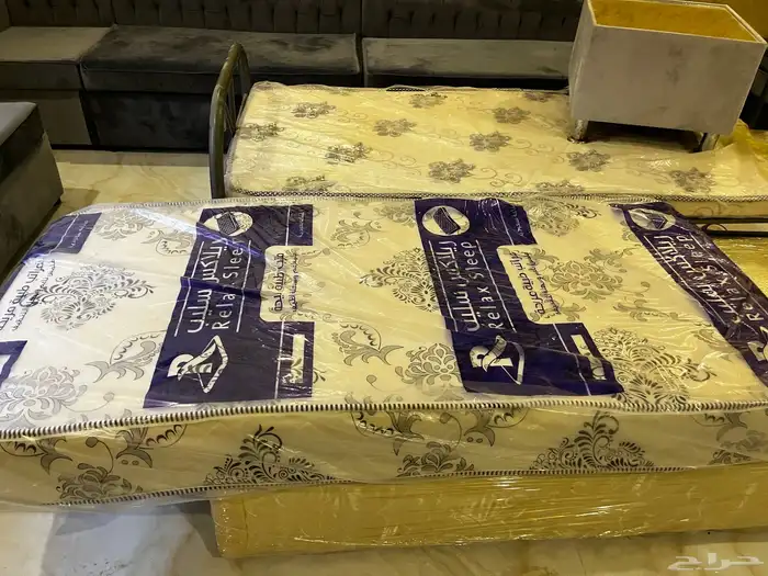 أثاث مرتبة و دولاب و طاولة للبيع 1