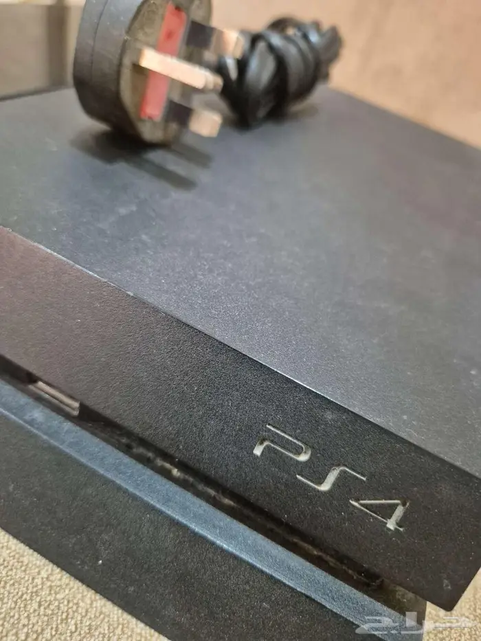 للبيع سوني فور 4 مع ايادي 2