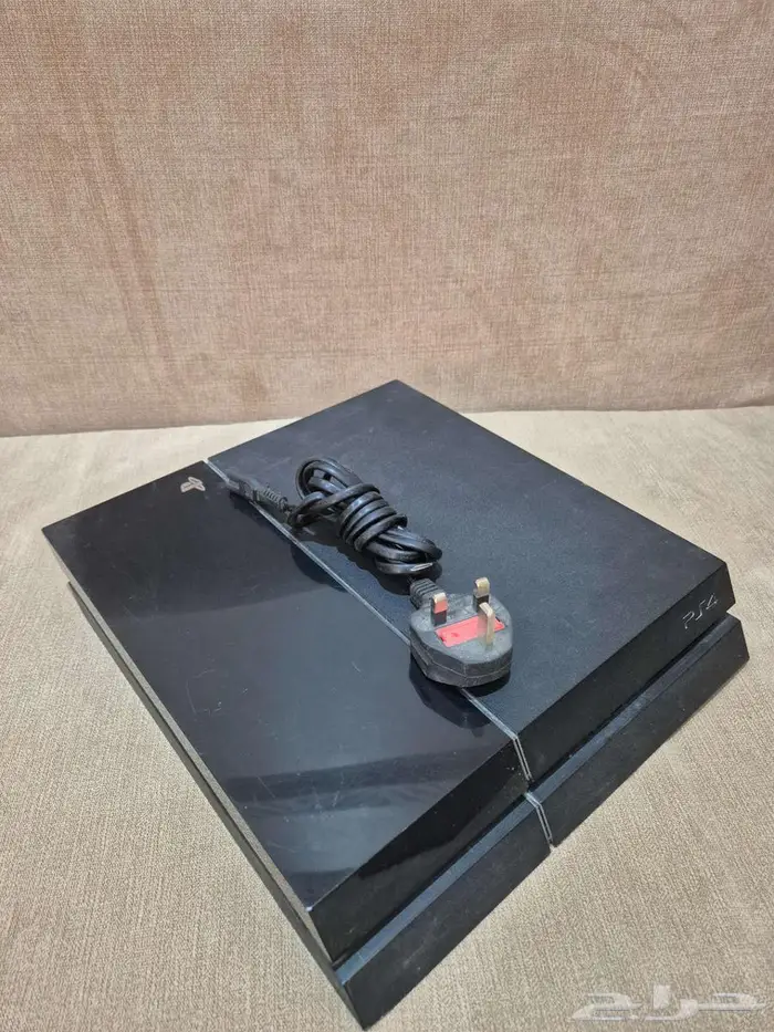 للبيع سوني فور 4 مع ايادي 0