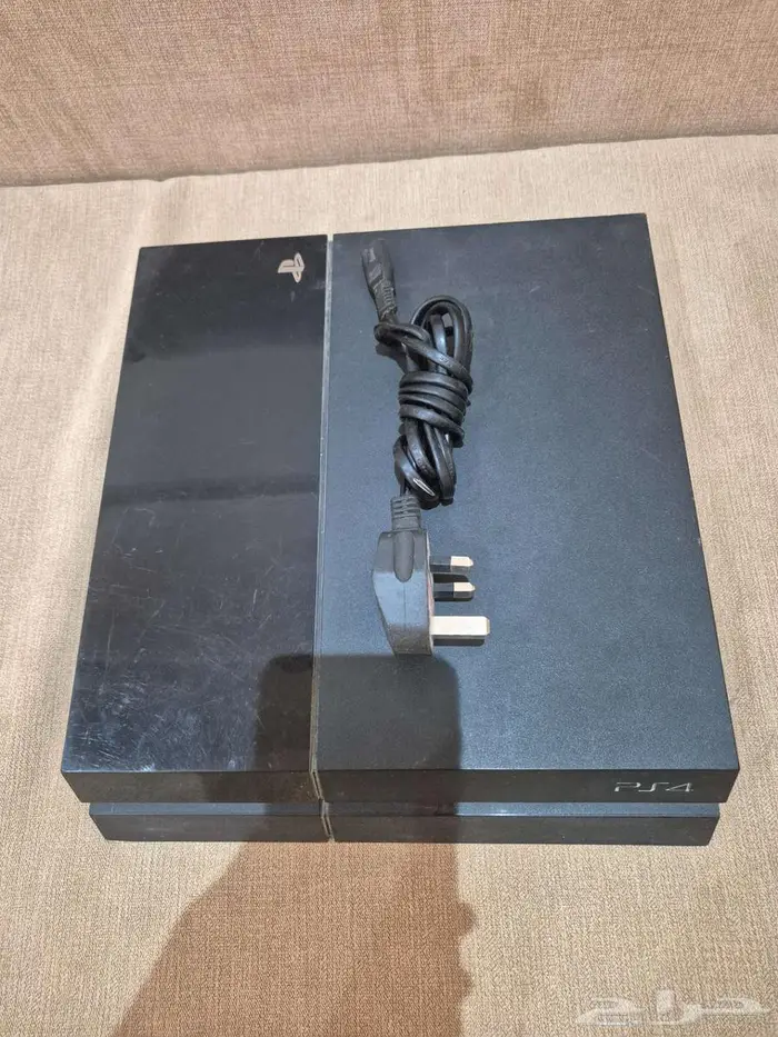 للبيع سوني فور 4 مع ايادي 1