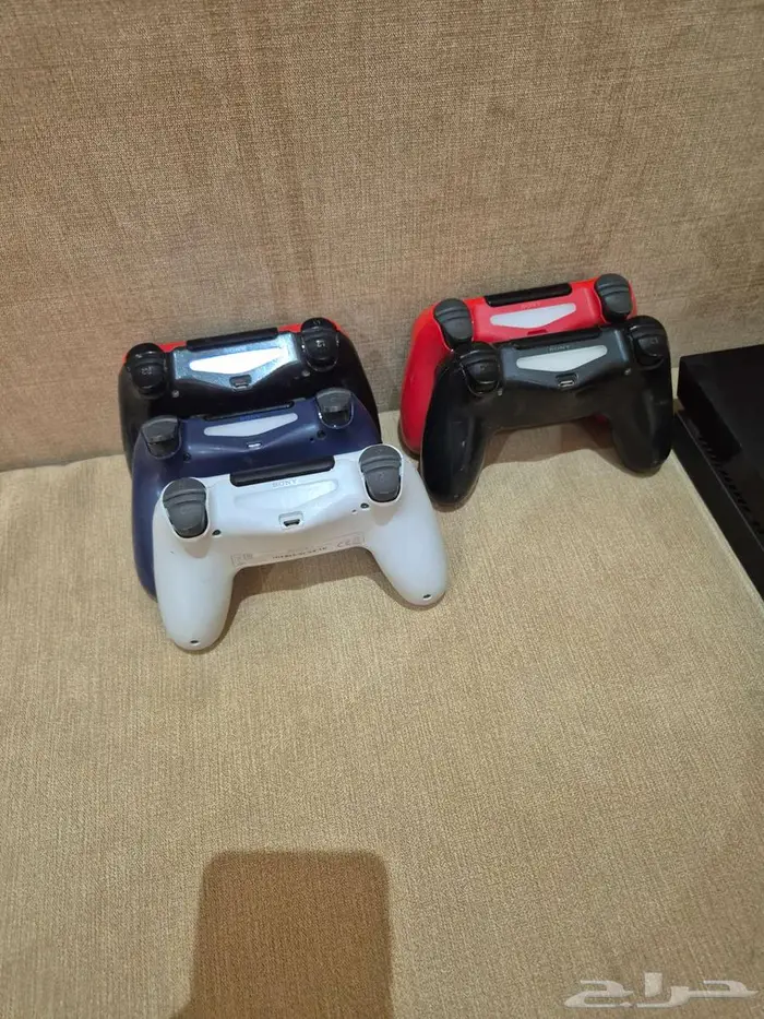 للبيع سوني فور 4 مع ايادي 3