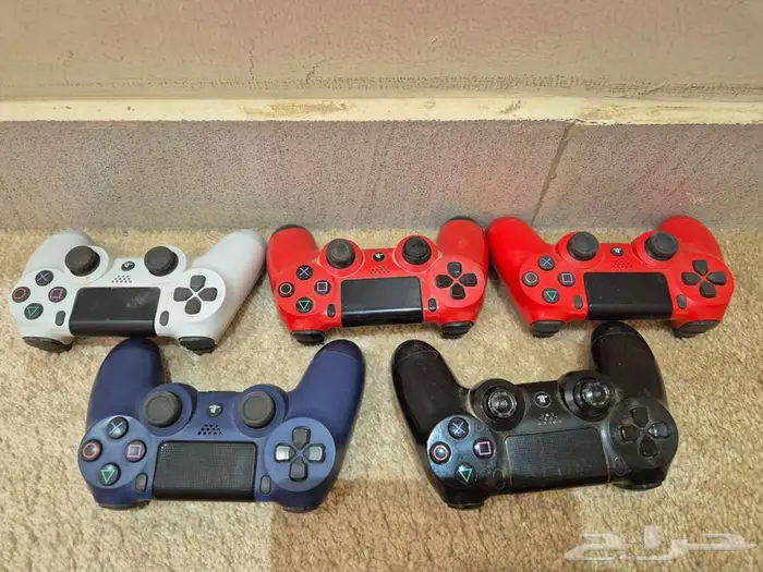 للبيع سوني فور 4 مع ايادي 4