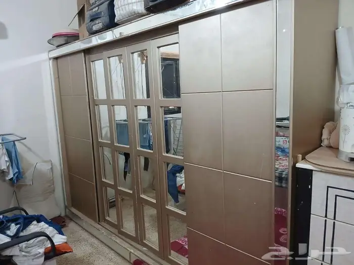 غرفة نوم سرير ودولاب ومرتبه او طراحة .2 2 0
