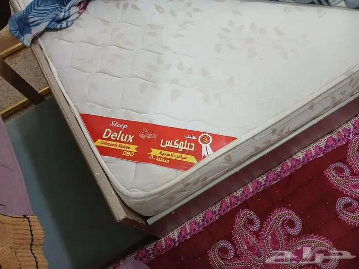 غرفة نوم سرير ودولاب ومرتبه او طراحة .2 2 2