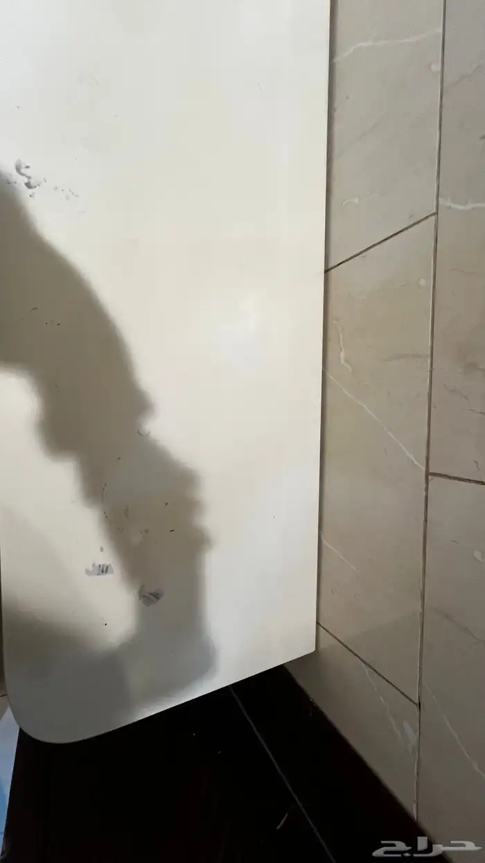 طاوله مافيه حاجه ونضيفه جدا الموضح في الصوره 2