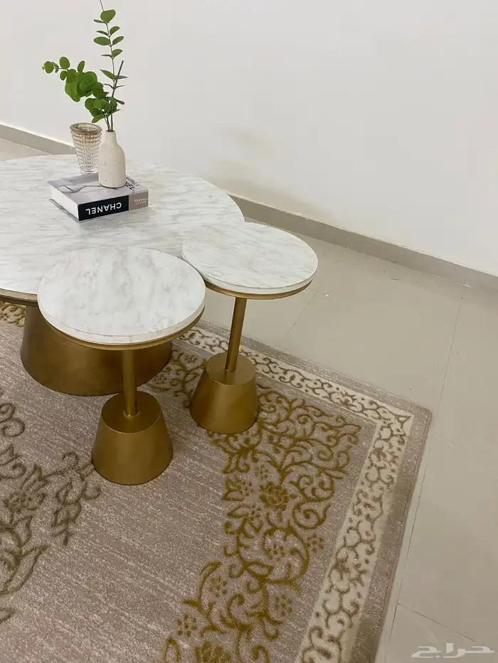 طاولاه معها اربعه خدمه 0