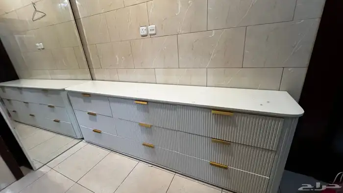 طاوله مافيه حاجه ونضيفه جدا الموضح في الصوره 8