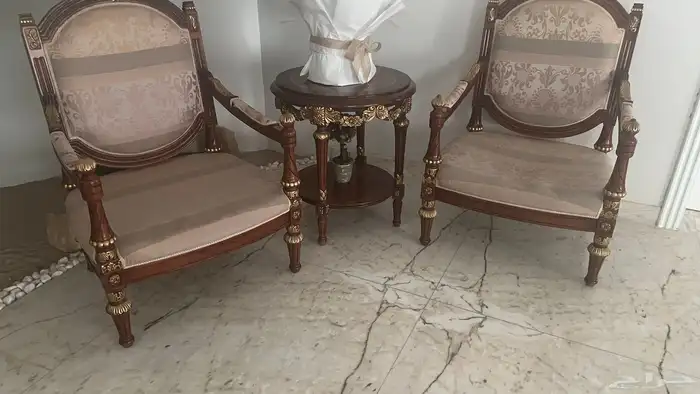 طقم كنب وطاولات ودولاب عبايه وكرسي مساج للبيع 0