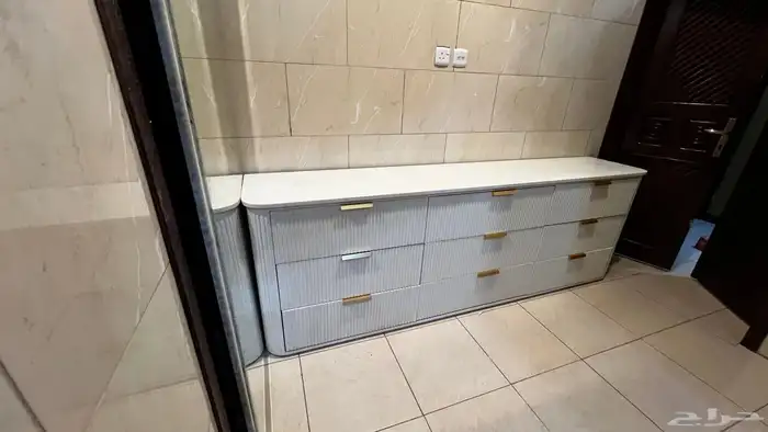 طاوله مافيه حاجه ونضيفه جدا الموضح في الصوره 7
