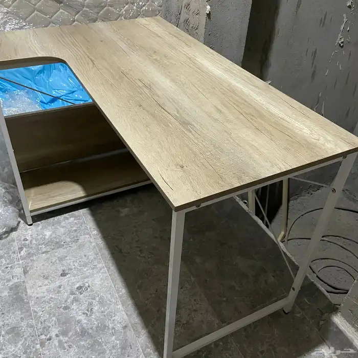 مكتب خشبي نظيف جد ا 0