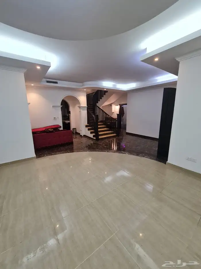 فلا بموقع استراتيجي مع 3 شقق خلفيه للبيع 4
