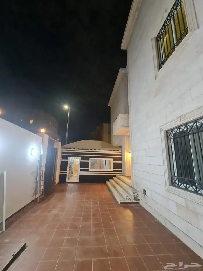فلا بموقع استراتيجي مع 3 شقق خلفيه للبيع 1