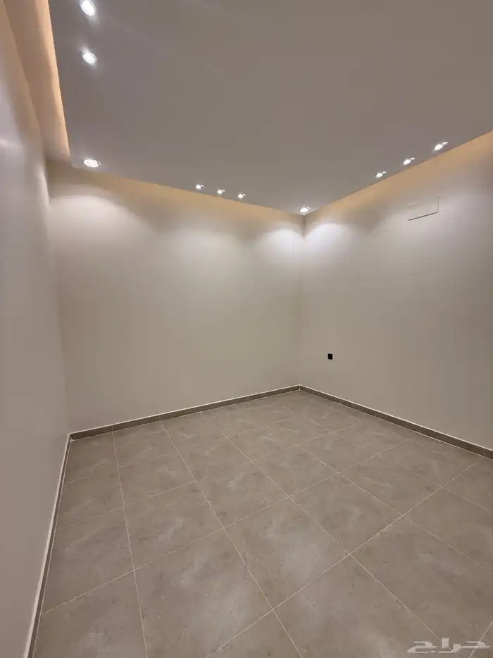 للبيع شقه ارضيه وشقق علويه ب 550 الف بموقع مميز بالمحاله 23