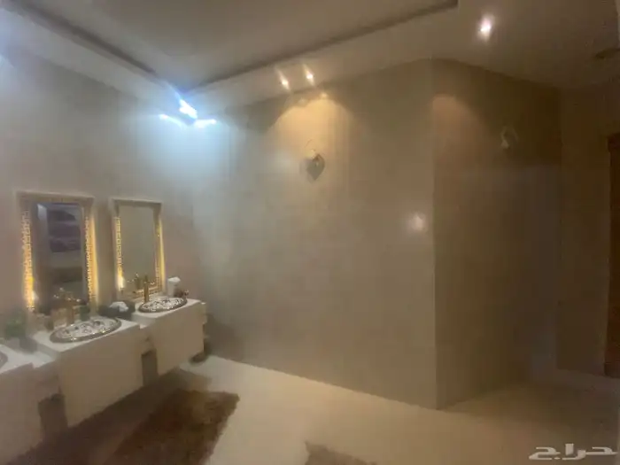 فله للبيع حي طويق درج صاله وشقتين 375 15