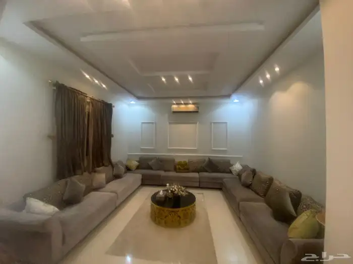 فله للبيع حي طويق درج صاله وشقتين 375 8