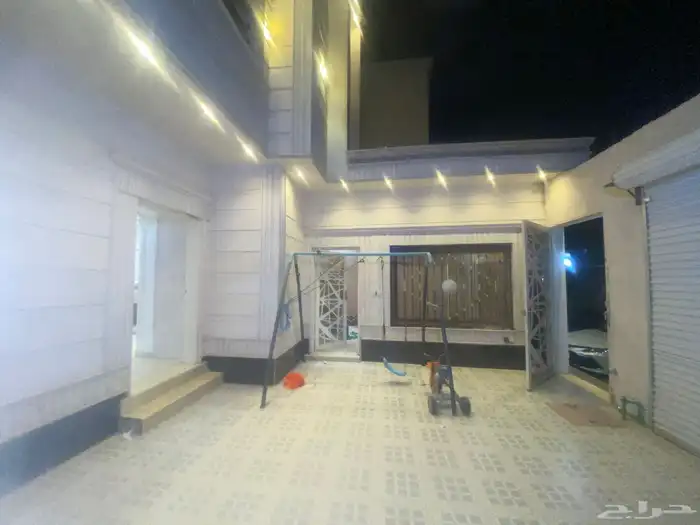 فله للبيع حي طويق درج صاله وشقتين 375 18