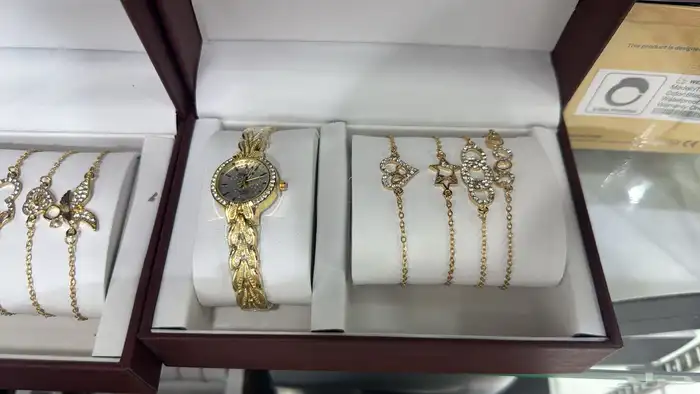 نوفر جمع العطور والساعات وكلشي تحتاجه من البلد بسعر الجمله 52