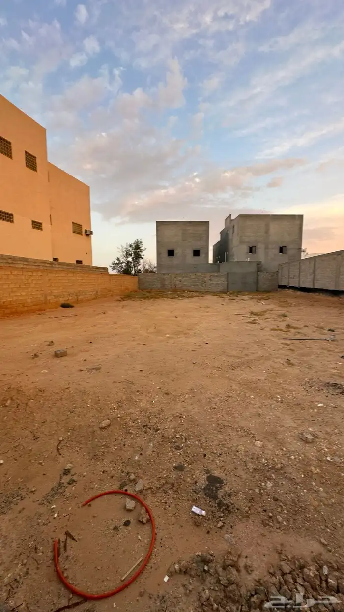 ارض مسوره للبيع بحي الشقة بمساحة (795) 3