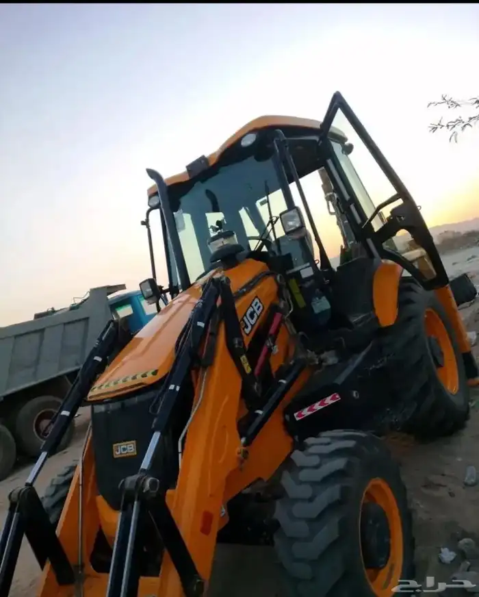 حفار جي سي بي عرجاء للإيجار سائق هندي رخصة كبيرة 2023 اقامة 1