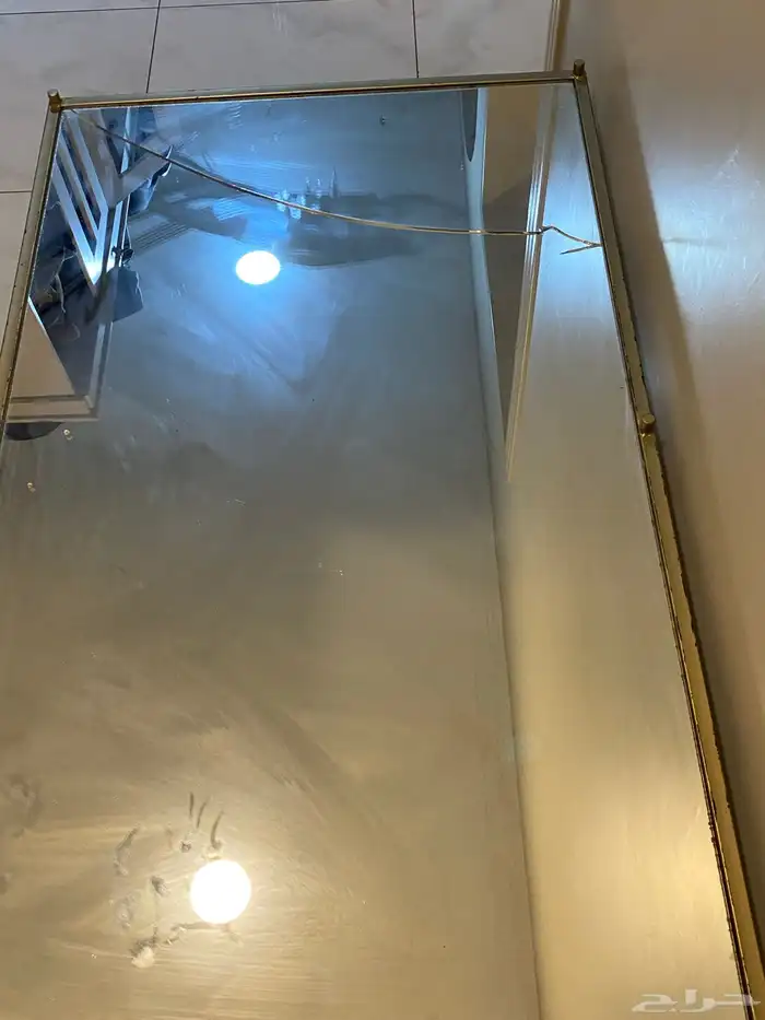 طاوله قزاز فيها شطب بسيط والطاوله بحاله جيده 1