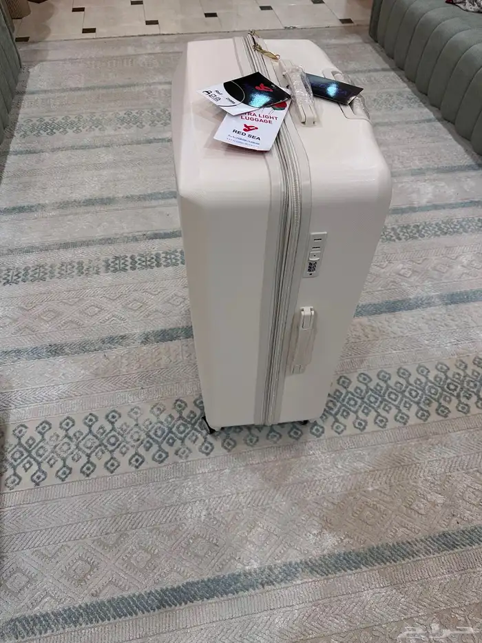 شنطة سفر بيضاء اصليه كبيره جديده لم تستخدم مقاس 32 56 84 0