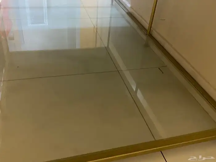 طاوله قزاز فيها شطب بسيط والطاوله بحاله جيده 2