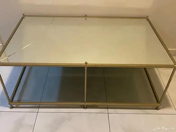 طاوله قزاز فيها شطب بسيط والطاوله بحاله جيده 0