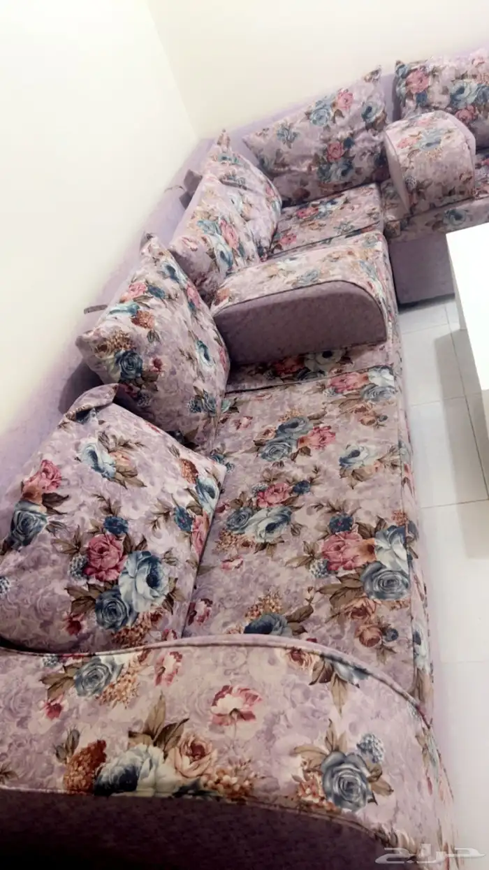 للبيع كنب حرف L ومجلس 4 5مع الفرش والستارة 0
