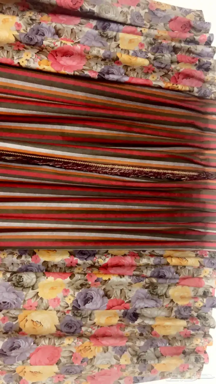 للبيع كنب حرف L ومجلس 4 5مع الفرش والستارة 4
