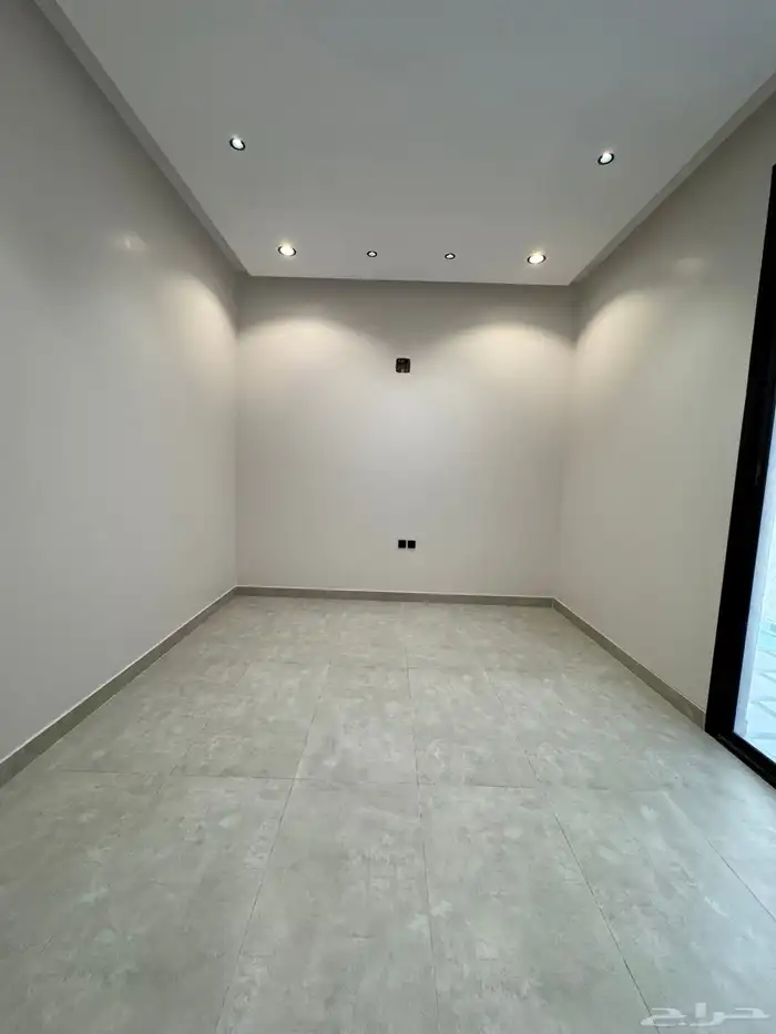 للبيع دور ارضي حي الجنادريه 12