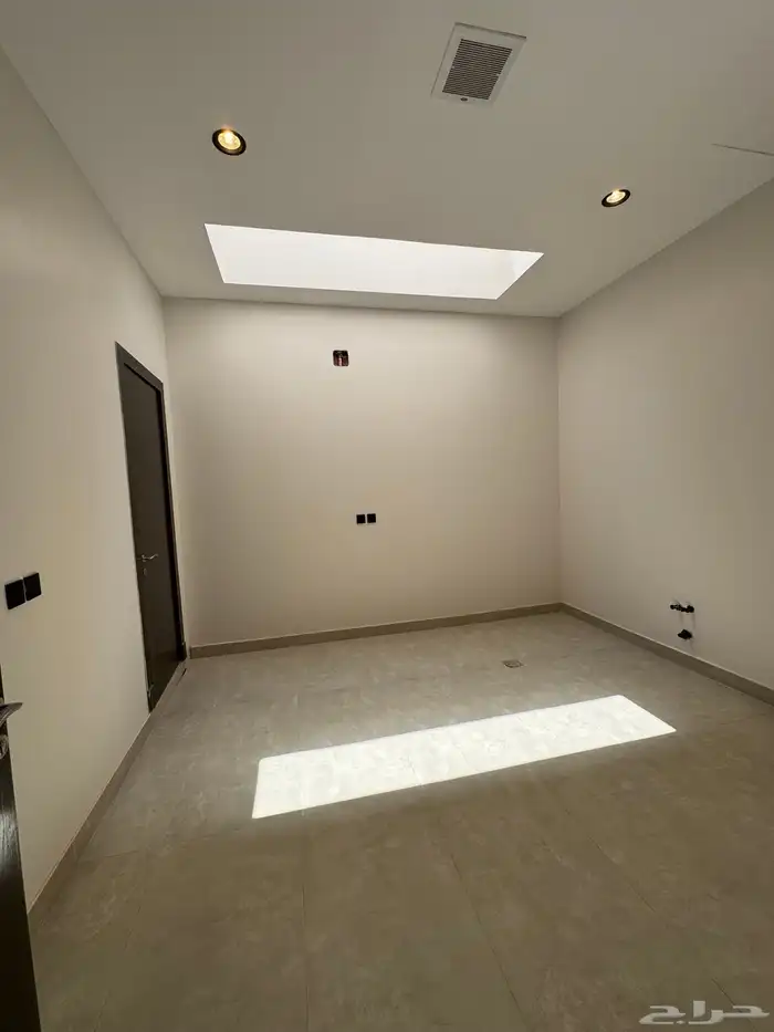 للبيع دور ارضي حي الجنادريه 6