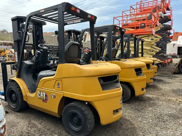 للبيع او للأيجار رافعات كتربلر Caterpillar forklifts 3