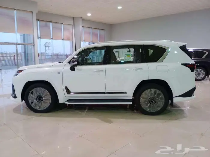 وارد اليحيى لكزس LX600 سبورت رادار جلد أحمر 2025 أبيض 5