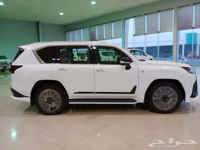 وارد اليحيى لكزس LX600 سبورت رادار جلد أحمر 2025 أبيض 4