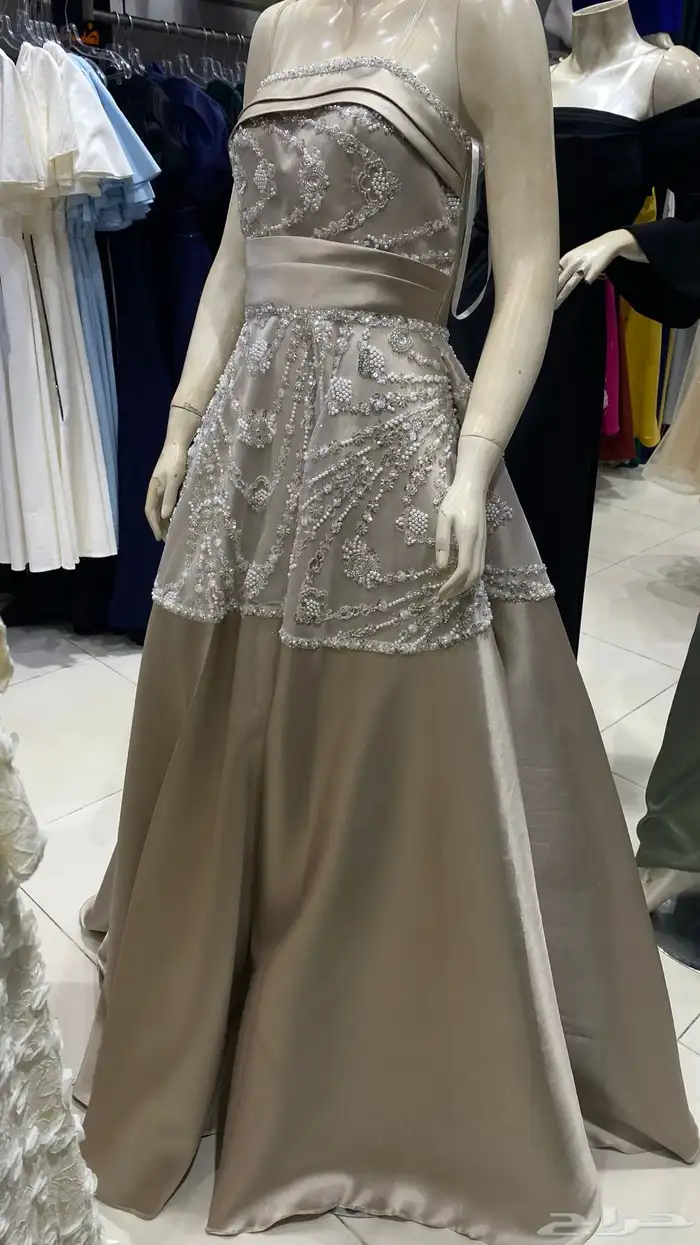 لبس1وحده اشتريته بخمس ببيعه300قابل لاتفاوض 0