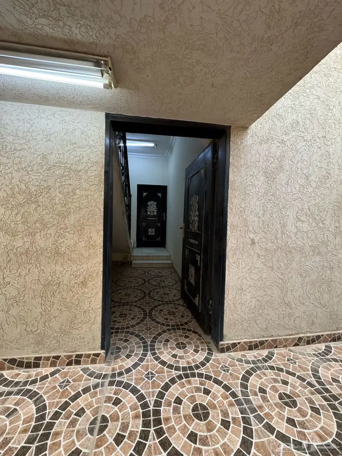 للبيع فيلا سكنية دور و 3 شقق حي الرمال 15