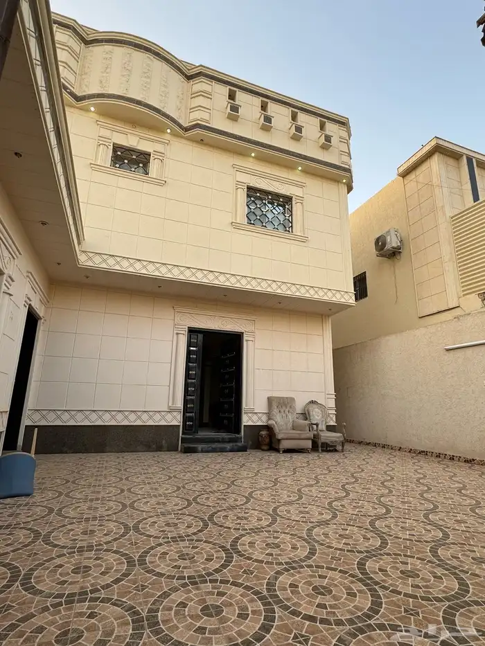 للبيع فيلا سكنية دور و 3 شقق حي الرمال 1