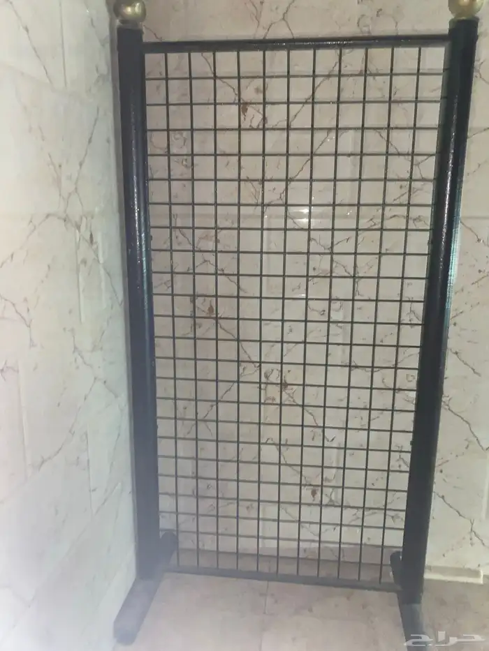 رفوف جوارب من حديد سليمه وكل ملحقاتها موجود مناسب لاصحاب ال 0