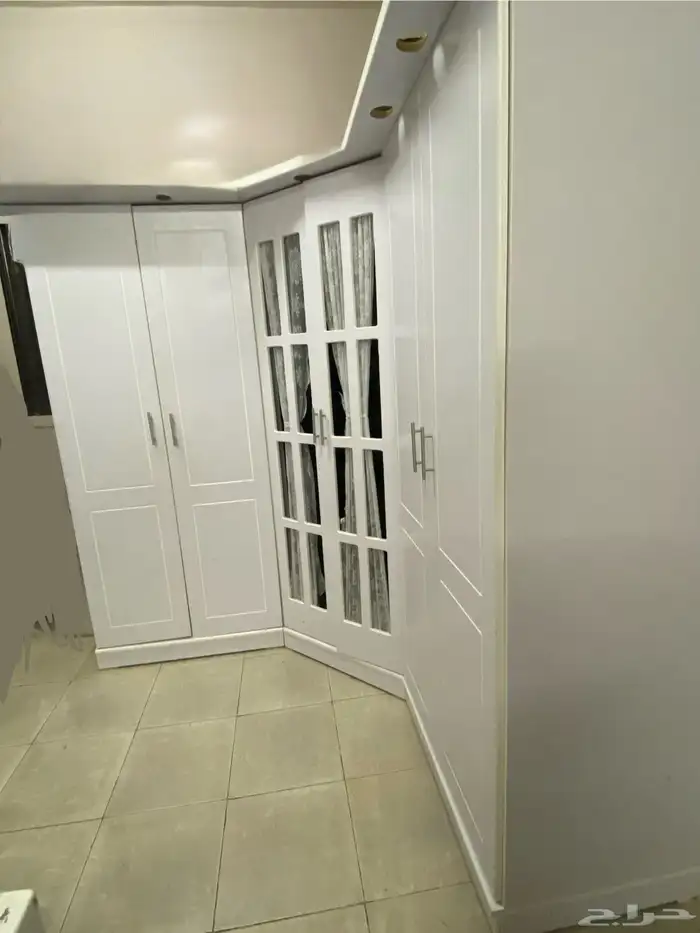 دولاب زاويه كبير ومتعدد الأقسام وبالوسط المساحه كبير 1