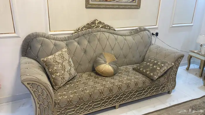 كنب عدد ثلاث قطع مع مخدات عدد سبعه 0