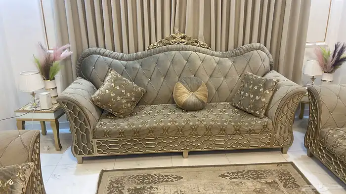 كنب عدد ثلاث قطع مع مخدات عدد سبعه 1