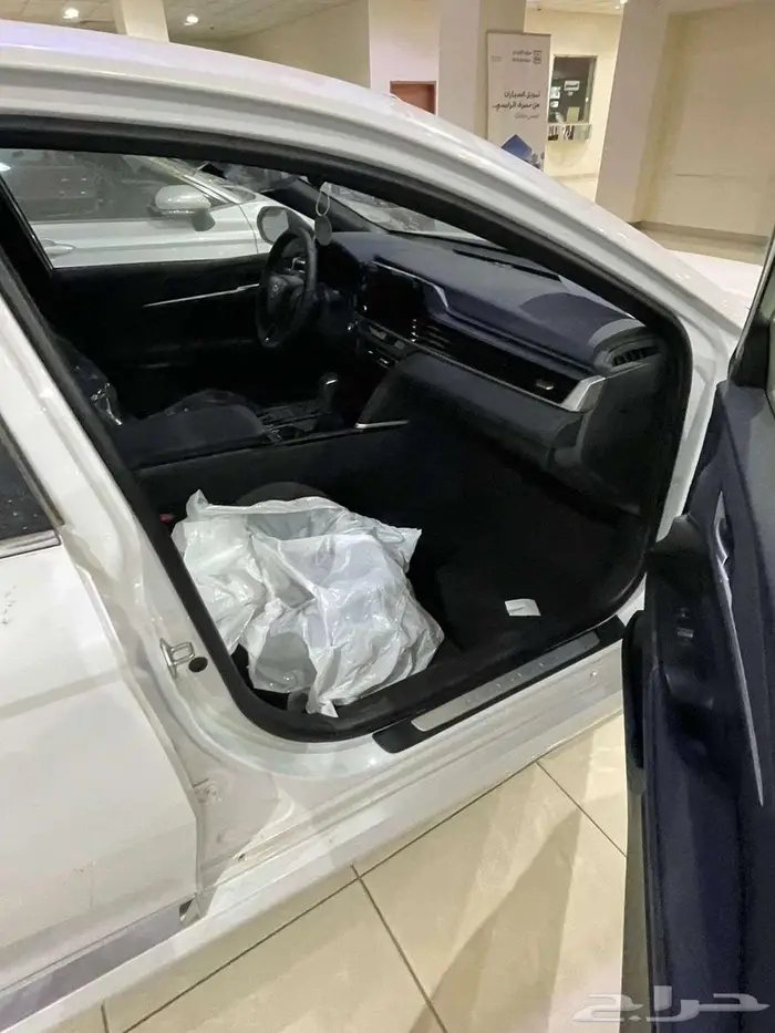 عرض خاص تويوتا كامري ال اي بنزين 2025 4