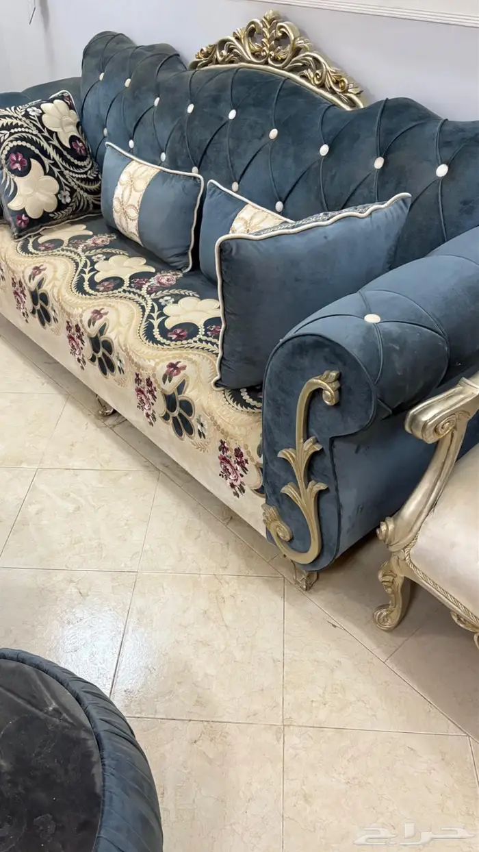 طقم كنب للبيع مع الطاولات جديده ونظيفه ولايوجد بها اي عيوب 3