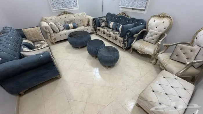 طقم كنب للبيع مع الطاولات جديده ونظيفه ولايوجد بها اي عيوب 0