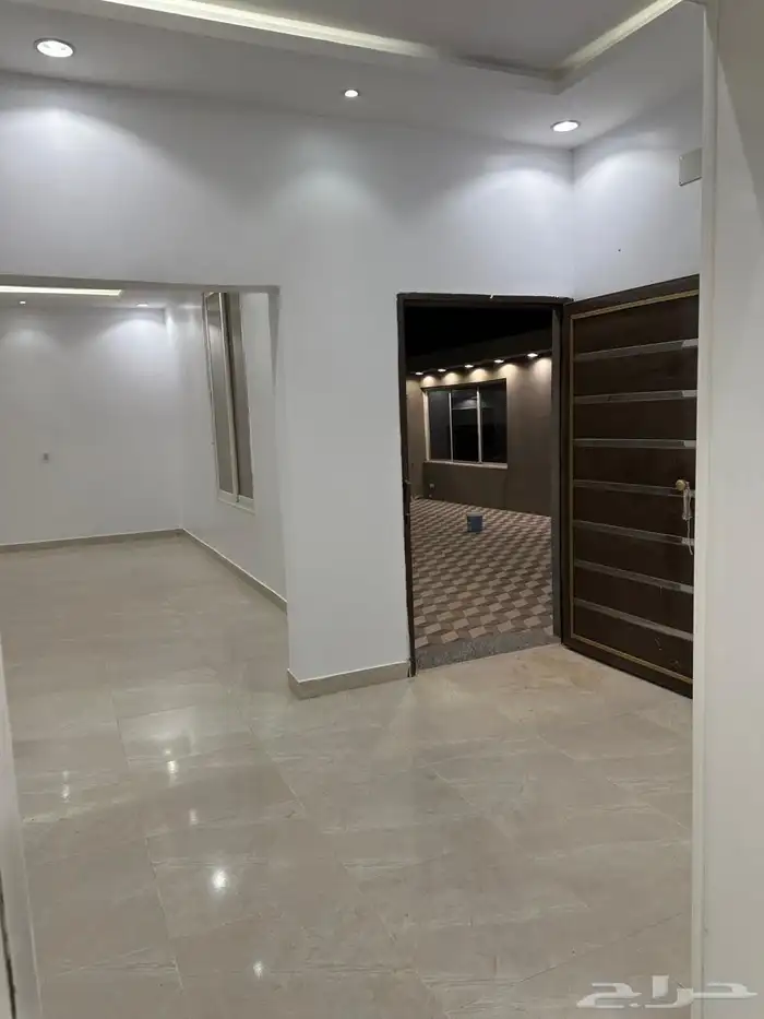 فيلا على شارع 20 8