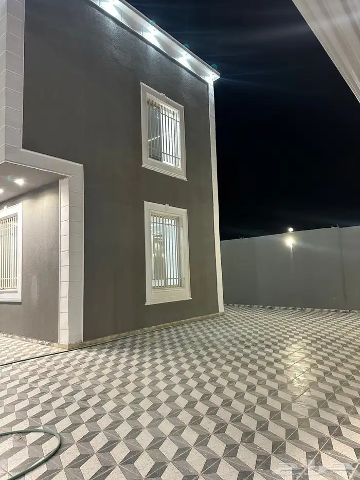 فيلا على شارع 20 4