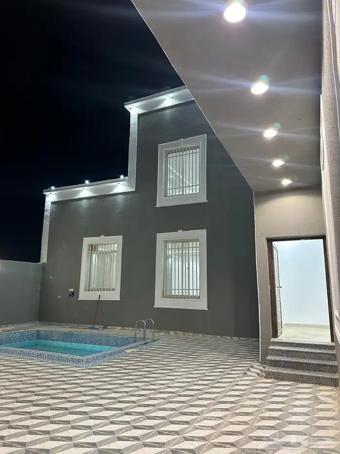 فيلا على شارع 20 0