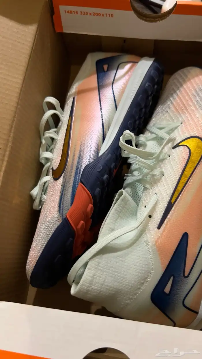 شوز او جوتية كورة قدم 0