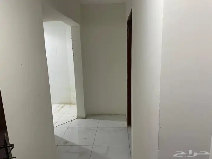 للإيجار شقة عوائل بحي الروضة 4